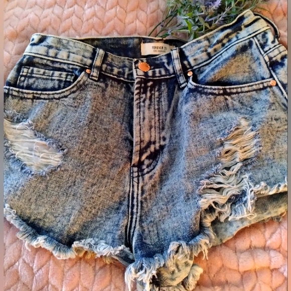 Forever 21 Pants - ❤️SALE ITEM Forever21 Acid washed booty demin shorts